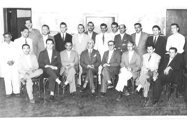 Muito boa a colaboração que recebo através do Élison e Carlos Lima, de um grupo de antigos diretores e funcionários do Banespa de Franca, no ano de 1964. Em pé, da esquerda para a direita: Antônio Pedro Ferreira, José Gomes, Manoel Munhoz Caleiro, Ernani 